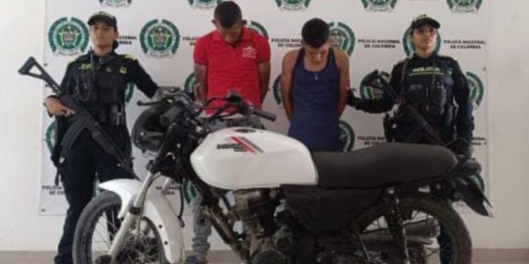 Detienen a dos personas por el presunto delito de hurto de una motocicleta en Riohacha