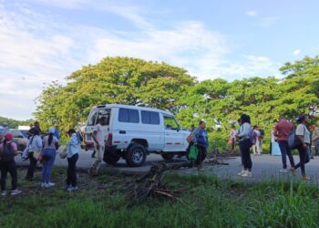 Docentes bloquean la vía Riohacha – Cuestecitas en el sector de La Florida por inasistencia al sistema educativo