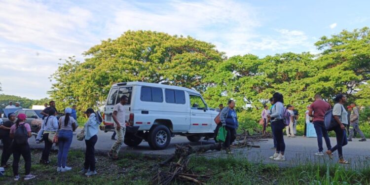 Docentes bloquean la vía Riohacha – Cuestecitas en el sector de La Florida por inasistencia al sistema educativo