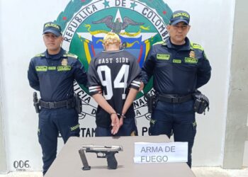 Hombre fue capturado en flagrancia portando un arma traumática con la que amedrentaba a una familia en Albania