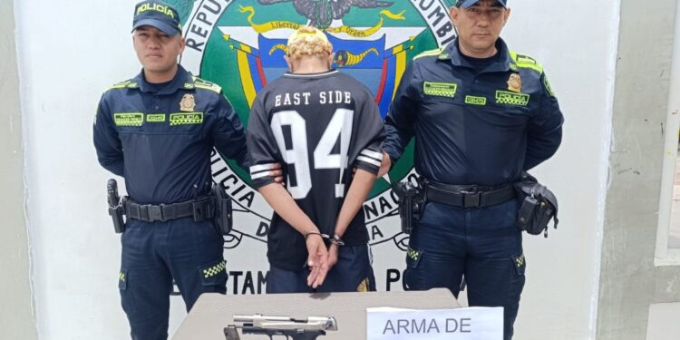 Hombre fue capturado en flagrancia portando un arma traumática con la que amedrentaba a una familia en Albania