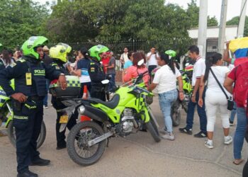Docentes pasan por barricada de la Policía en la entrada del Aeropuerto de Riohacha sin originar violencia