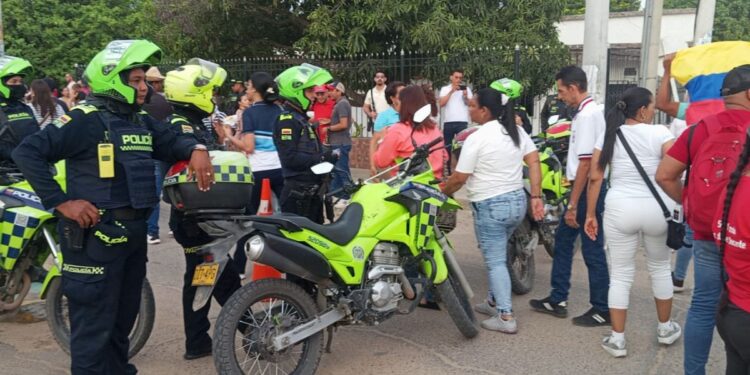 Docentes pasan por barricada de la Policía en la entrada del Aeropuerto de Riohacha sin originar violencia