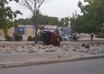 Aparatoso volcamiento en la avenida Los Estudiantes de Riohacha deja solo daños materiales