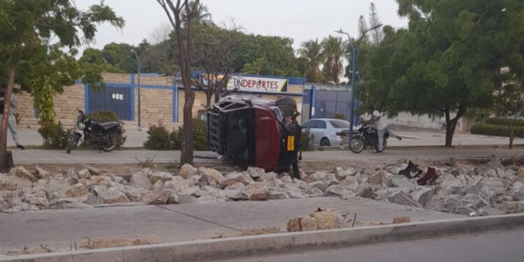 Aparatoso volcamiento en la avenida Los Estudiantes de Riohacha deja solo daños materiales