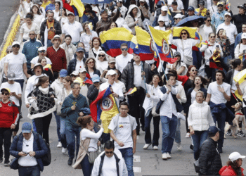 Multitudinaria marcha en Bogotá en apoyo a Miguel Uribe Turbay y contra la violencia política