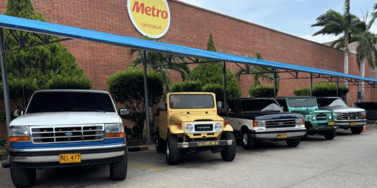Autos clásicos se toman los centros comerciales de Riohacha antes del gran desfile