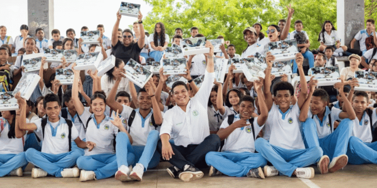 Barrancas da un paso hacia la educación digital: entregan más de 1.200 tablets a colegios oficiales