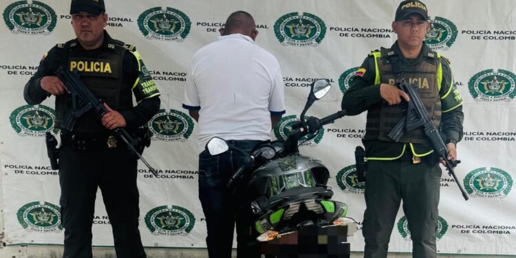 Capturan a hombre por receptación y recuperan motocicleta robada en vías de La Guajira