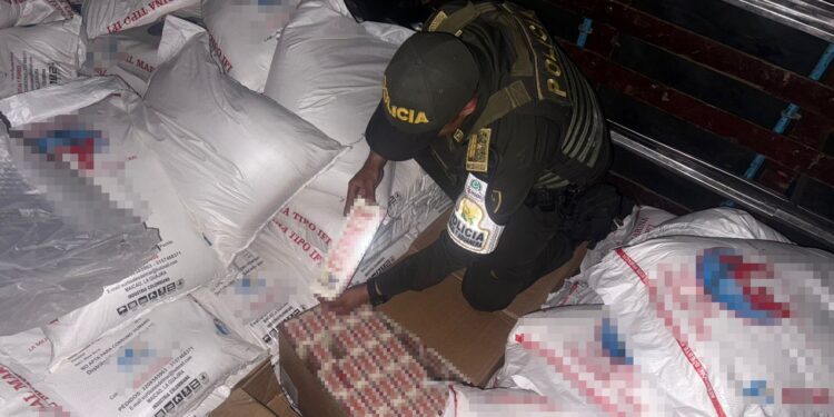 Incautan millonario cargamento de calzado y cigarrillos de contrabando en Hatonuevo