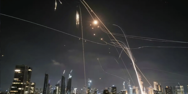 Irán lanza ataque con misiles contra bases estadounidenses en Catar e Irak