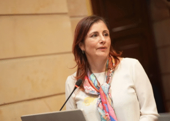 Defensora del Pueblo cuestiona a Petro por subir criminales a tarima en Medellín