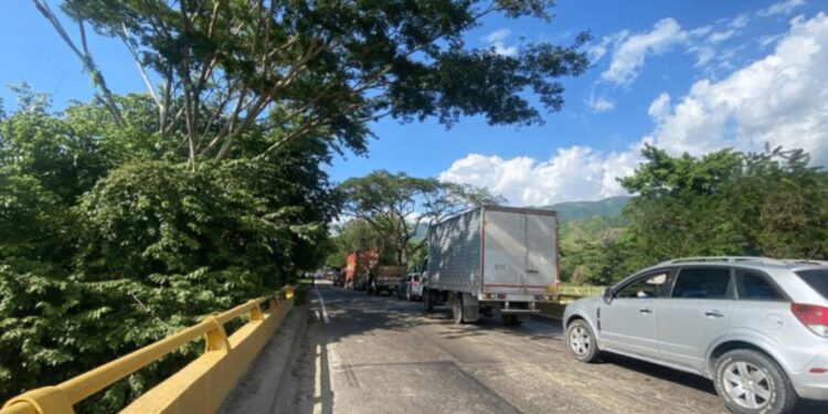 Comunidades de la Sierra Nevada inician bloqueo y paro indefinido en la Troncal de Oriente