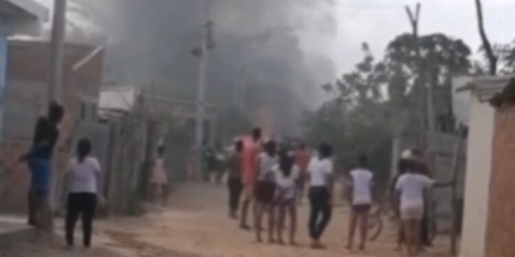Al menos cinco viviendas humildes de una invasión en Fonseca se incendiaron dejando daños materiales