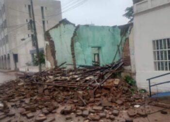 En San Juan del Cesar, se derrumbo una antigua edificación frente al Museo de Compositores