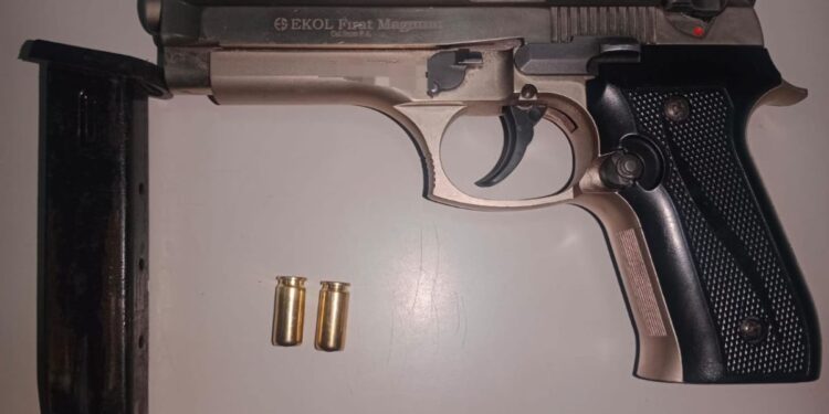 Incautada arma traumática en establecimiento comercial del barrio Acueducto