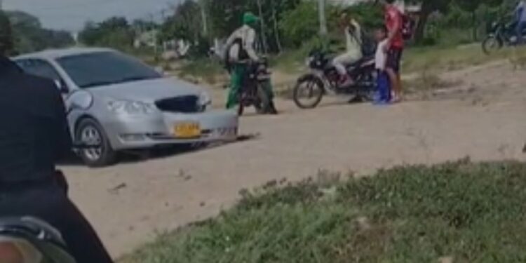 Accidente de tránsito entre moto y automóvil deja a un menor de edad con lesiones leves en Riohacha