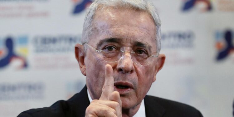 Álvaro Uribe asegura que el juicio en su contra ha sido «inducido por el actual Gobierno»