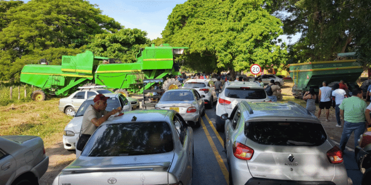 Productores arroceros bloquean vía nacional en Fonseca como parte del paro nacional del gremio