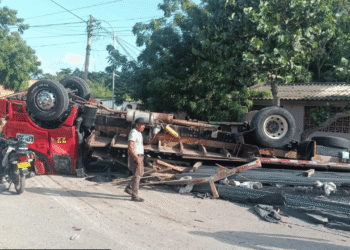 Dos heridos tras volcamiento de camión sin frenos en Cuestecita, Albania
