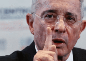 Uribe acusa al gobierno de Petro de instaurar una “naciente dictadura” y llama a recuperar el país en 2026