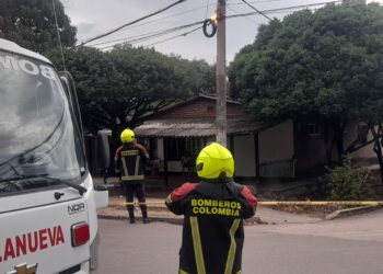 Emergencia por corto circuito generó cierre de vía principal en Villanueva