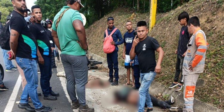 Accidente en la Troncal del Caribe deja un hombre muerto y su hermano gravemente herido