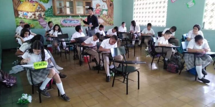 Entre escuelas y vidas, ser maestro, el arte de formar en todos los territorios