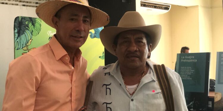 Palabrero wayuu entrega bastón de mando al presidente de Ecopetrol durante la inauguración del Centro de Experiencia en La Guajira