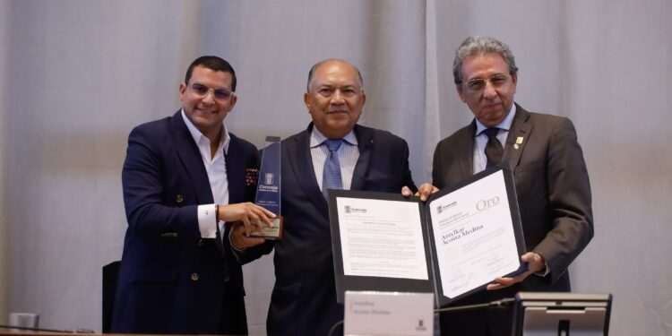 Concejo de Medellín otorga la distinción Don Juan del Corral, grado oro, al exministro Amylkar Acosta Medina