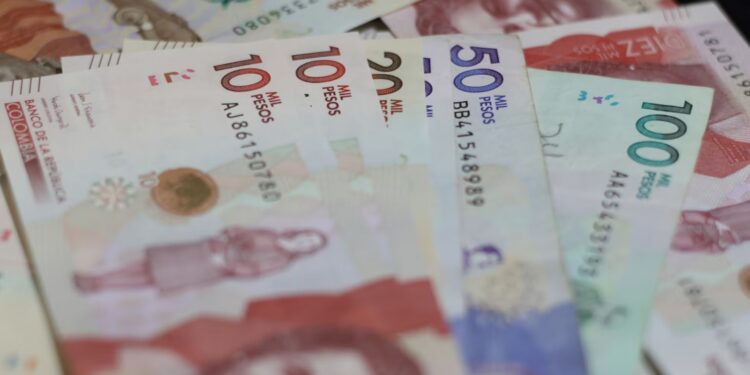 Gobierno enfrenta dificultades financieras por aumento del déficit y caída en la liquidez, advierte Corficolombiana