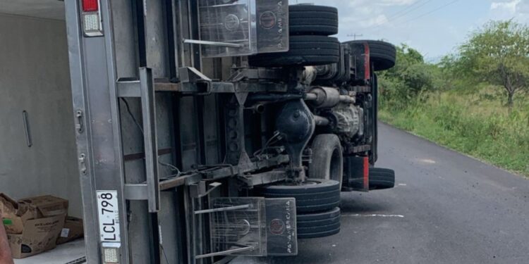 Conductor resulta herido tras volcamiento de furgón en la vía Riohacha – Cuestecitas