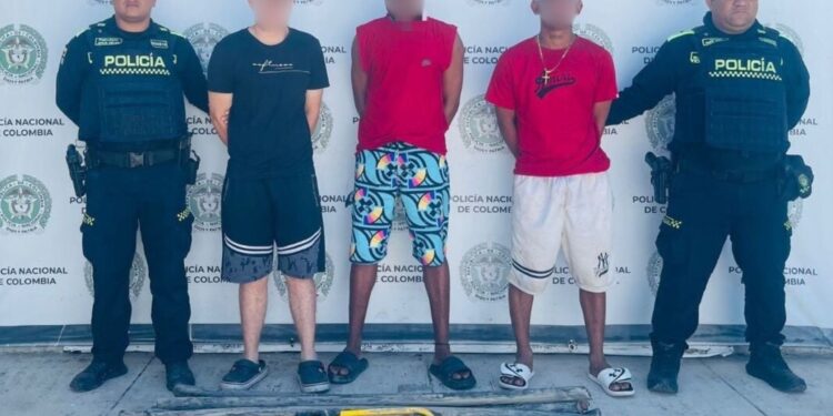 Capturan a tres hombres por hurto de tubos de cobre en una alcantarilla de Santa Marta