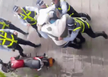 Brutal agresión de reguladores de tránsito contra motociclista en Cali desata investigación disciplinaria