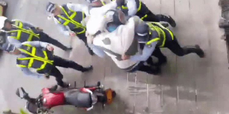 Brutal agresión de reguladores de tránsito contra motociclista en Cali desata investigación disciplinaria
