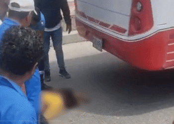 Autoridades buscan establecer identidad de joven arrollada por bus en el barrio Chiquinquirá de Barranquilla