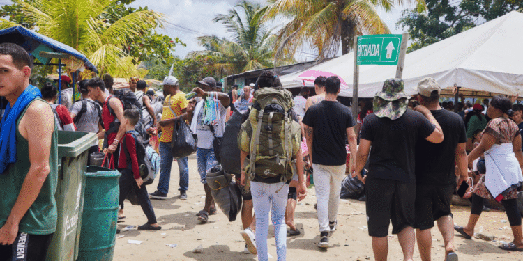 Desplazamiento masivo en Colombia aumenta 94 % en 2025 y deja más de 79.000 víctimas