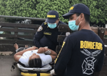 Mujer resultó herida en accidente de tránsito en Fonseca y fue trasladada en vehículo particular por falta de ambulancia