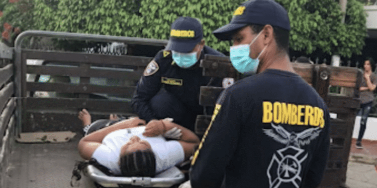 Mujer resultó herida en accidente de tránsito en Fonseca y fue trasladada en vehículo particular por falta de ambulancia