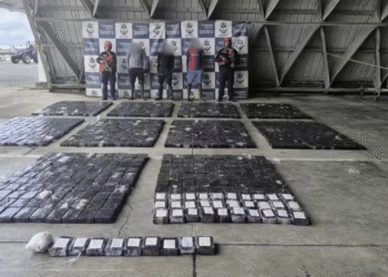 Armada incauta cerca de una tonelada de cocaína en el Pacífico y captura a tres personas