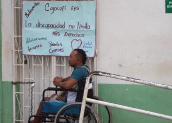 Hombre en condición de discapacidad protesta frente a Cajacopi en Villanueva por demoras en terapias y medicamentos