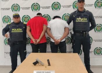 Capturan a dos personas e incautan un arma de fuego en Camarones