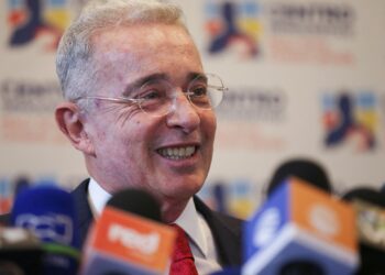 Álvaro Uribe buscará volver al Senado y participará en las elecciones en 2026