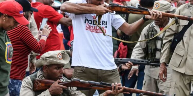 Miles de voluntarios en Venezuela atienden el llamado de Nicolás Maduro para “entrenarse ante amenaza de EE. UU.”