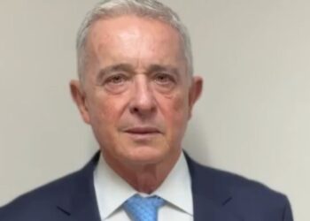Álvaro Uribe pide que condenas de cárcel para militares investigados por la JEP no superen cinco años