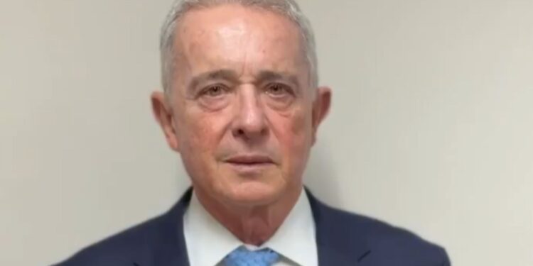 Álvaro Uribe pide que condenas de cárcel para militares investigados por la JEP no superen cinco años
