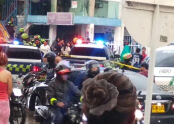 Asesinan a tres hombres en violento ataque dentro de una barbería en Juan Mina