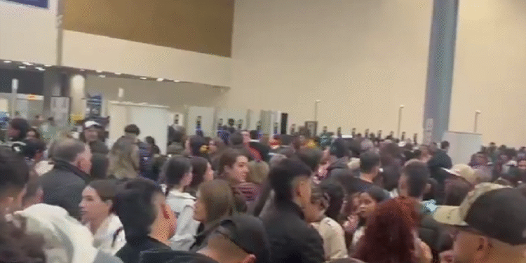Congestión en El Dorado: pasajeros reportan largas filas por falta de personal de Migración
