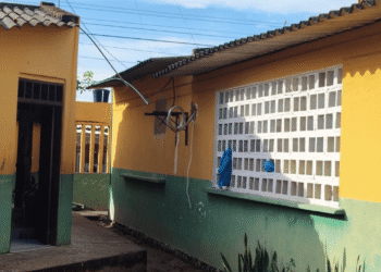 Roban condensadora de aire acondicionado en institución educativa de Fonseca