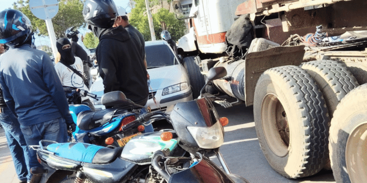 Accidente entre carromula y automóvil deja solo daños materiales en Riohacha